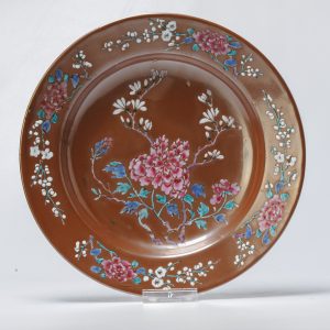 0790 A Yongzheng period Batavian Brown plate with vibrant Famille Rose