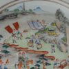 0795 A 18th c mandarin pallette plate with a nice procession scene Qianlong - Image 9