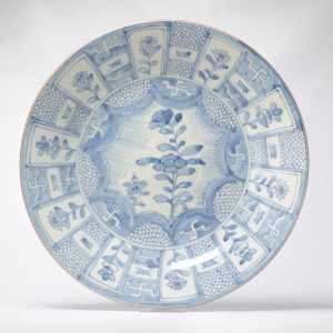 0798 Large 18th c South Chinese Qing plate with Kraak design.
