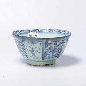 0801 Large 19th c Kitchen Qing bowl with Kraak design.