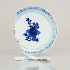 0424 A Wanli/Tianqi Kosometsuke flower Plate. Cool break on a baking flaw