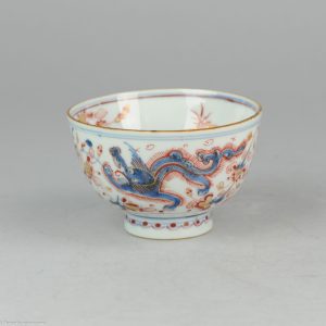 0309. Londen Bont bowl. Blue and white china, decorated in Europe. Blue Chinese underglaze decoration of chinese water dragon.