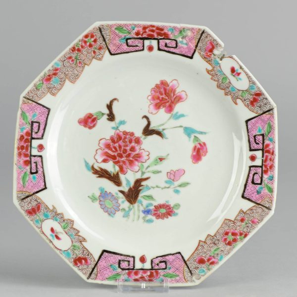 0170 Great Octagonal Famille Rose plate. Typical Yongzheng or early Qianlong colours. Qing Dynasty