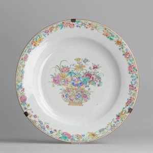 0081 Very nice Famille Rose Export plate with carefull flowerbasket decoration