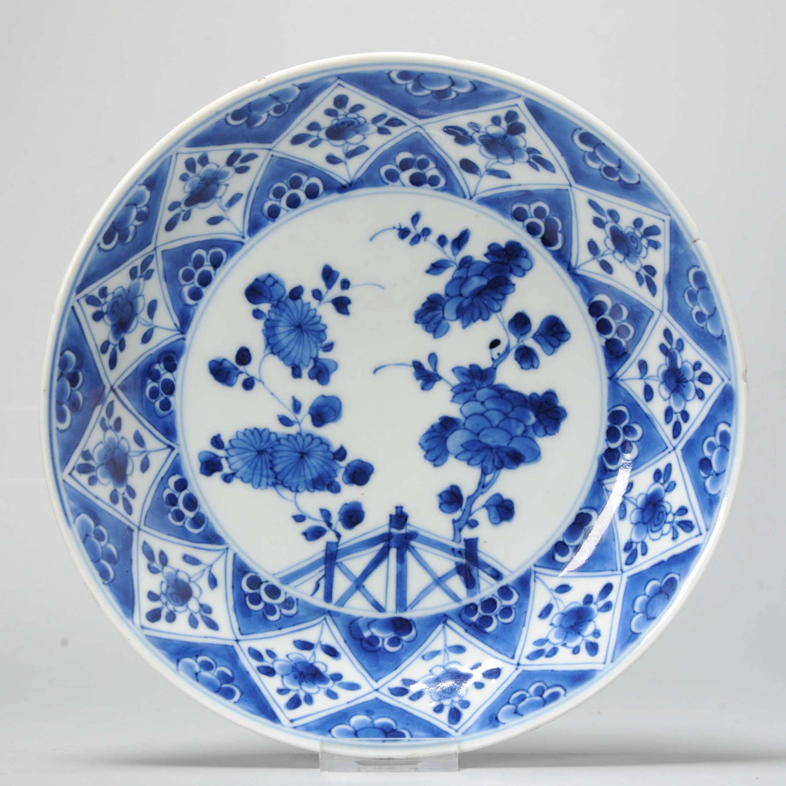 0990 A nice thin Kangxi plate with flowers chrysanthemum and other flowers