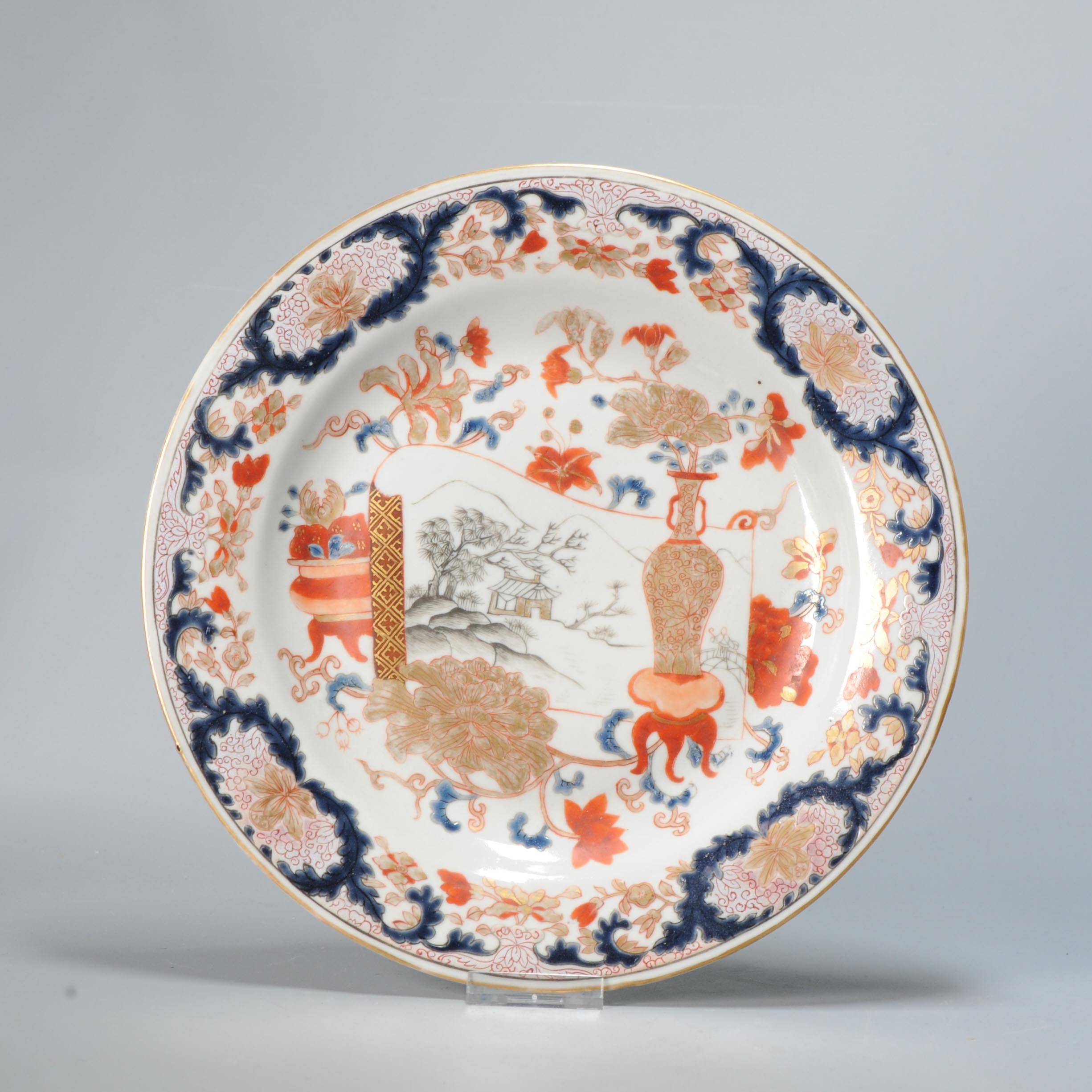 0974 A very nicely painted Famille Rose plate with underglaze blue en Encre de Chine