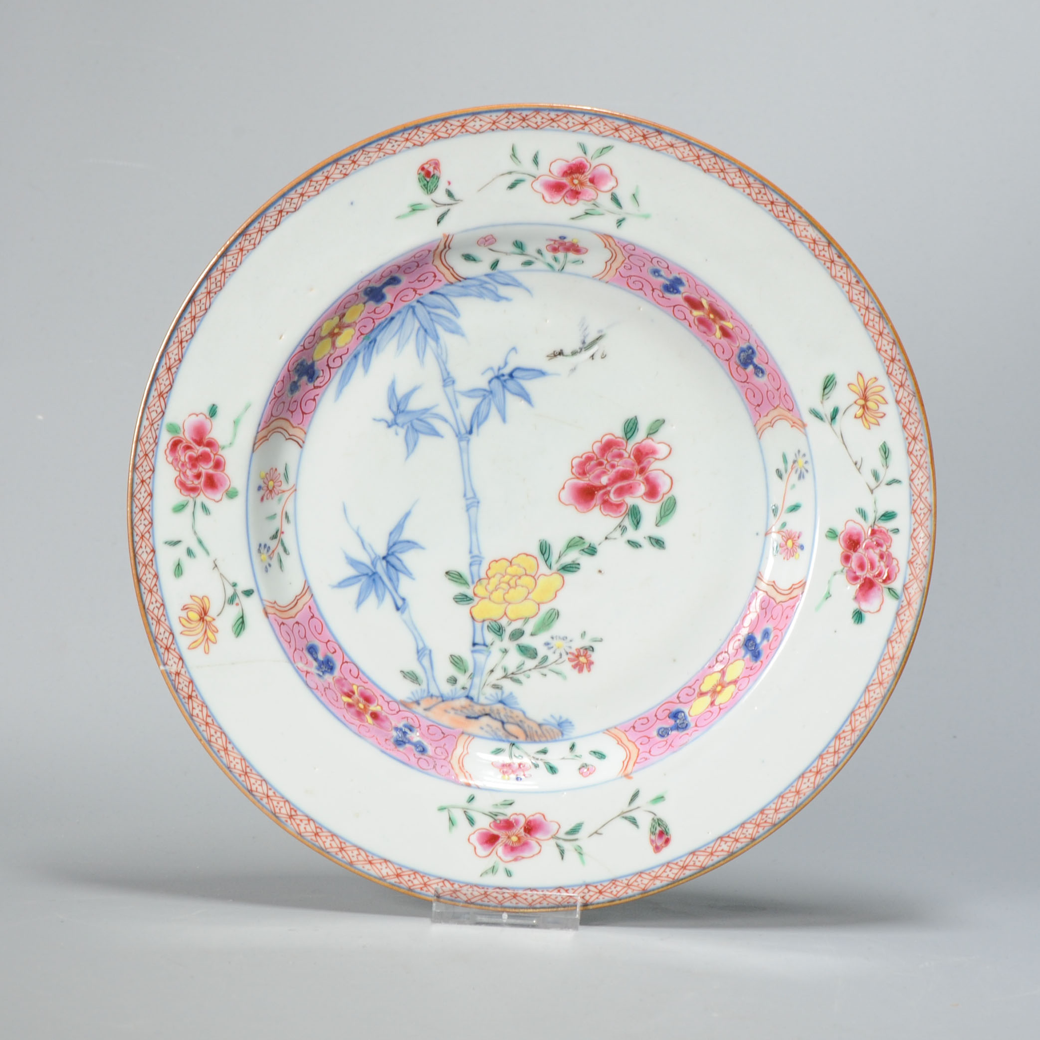 0975 A very nicely painted Famille Rose plate with underglaze blue