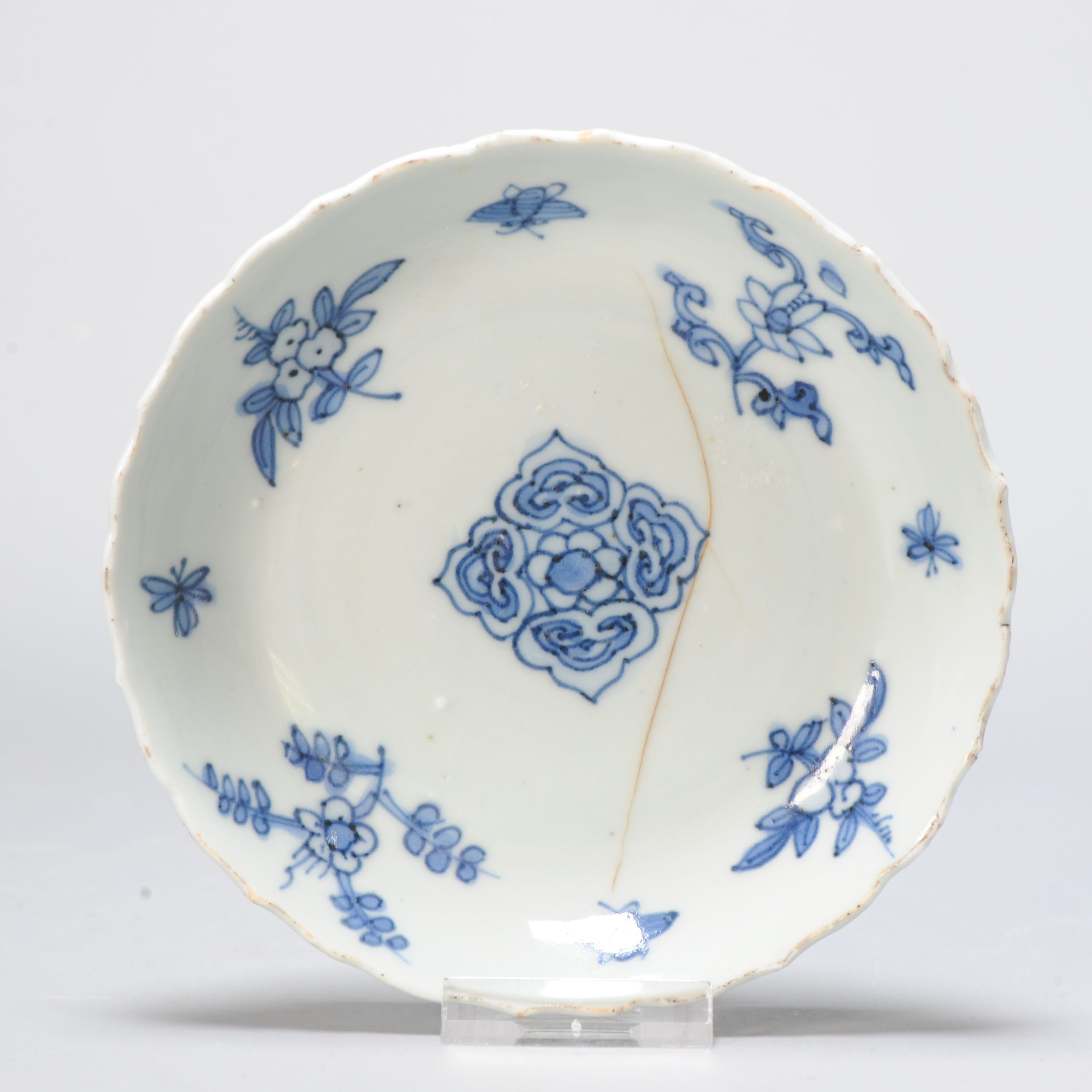 0973 A Chinese porcelain Ming dish Jiajing or Wanli Floral decoration