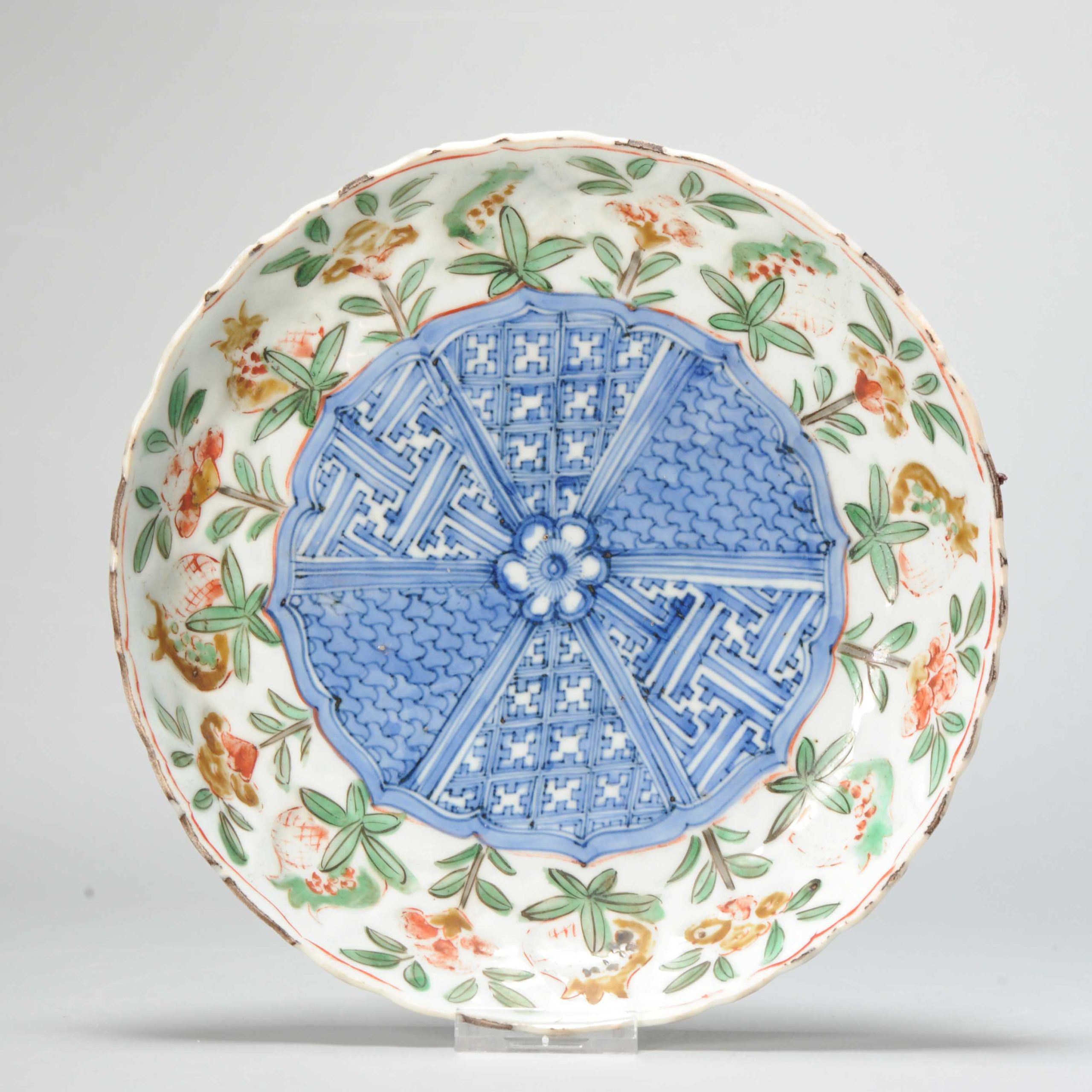 0753 A Chinese porcelain Ming Kraak dish, Redecorated in Japan.