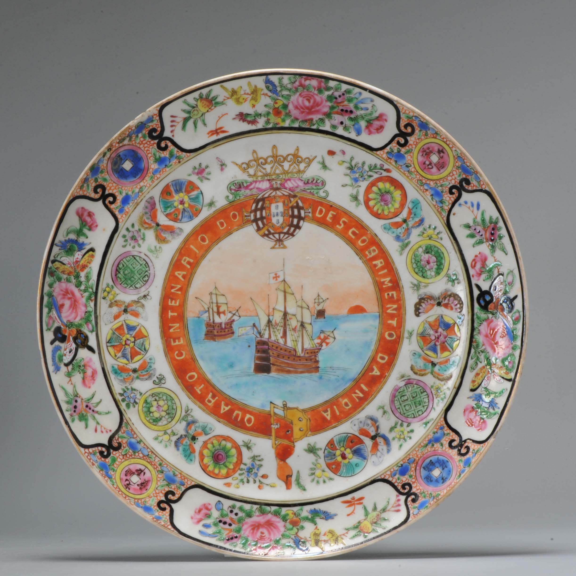 1023  A ‘CANTON FAMILLE ROSE’ COMMEMORATIVE ARMORIAL PLATE