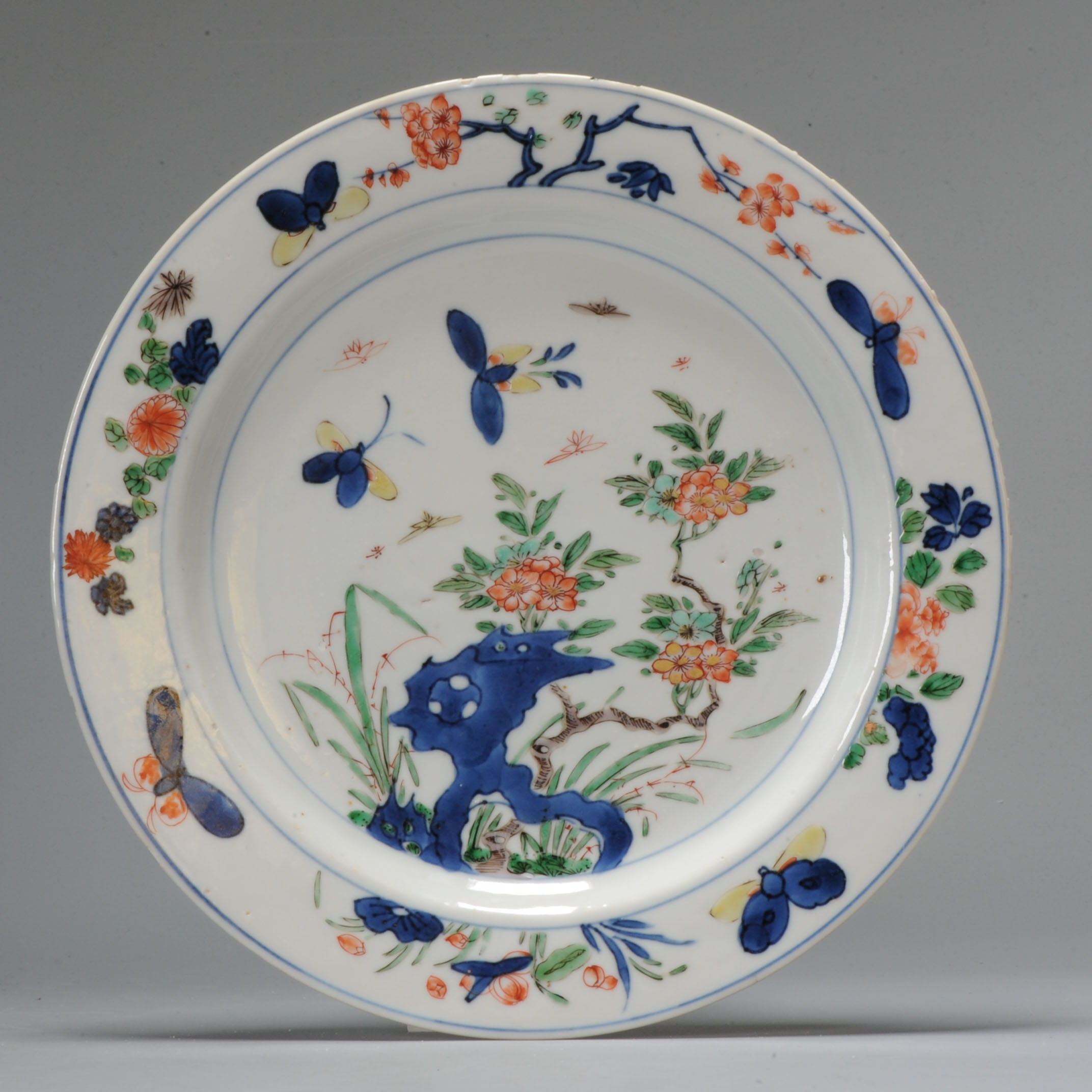 1008 A rare Wucai Kangxi dish With a Garden and Butterfly scene. Marked base