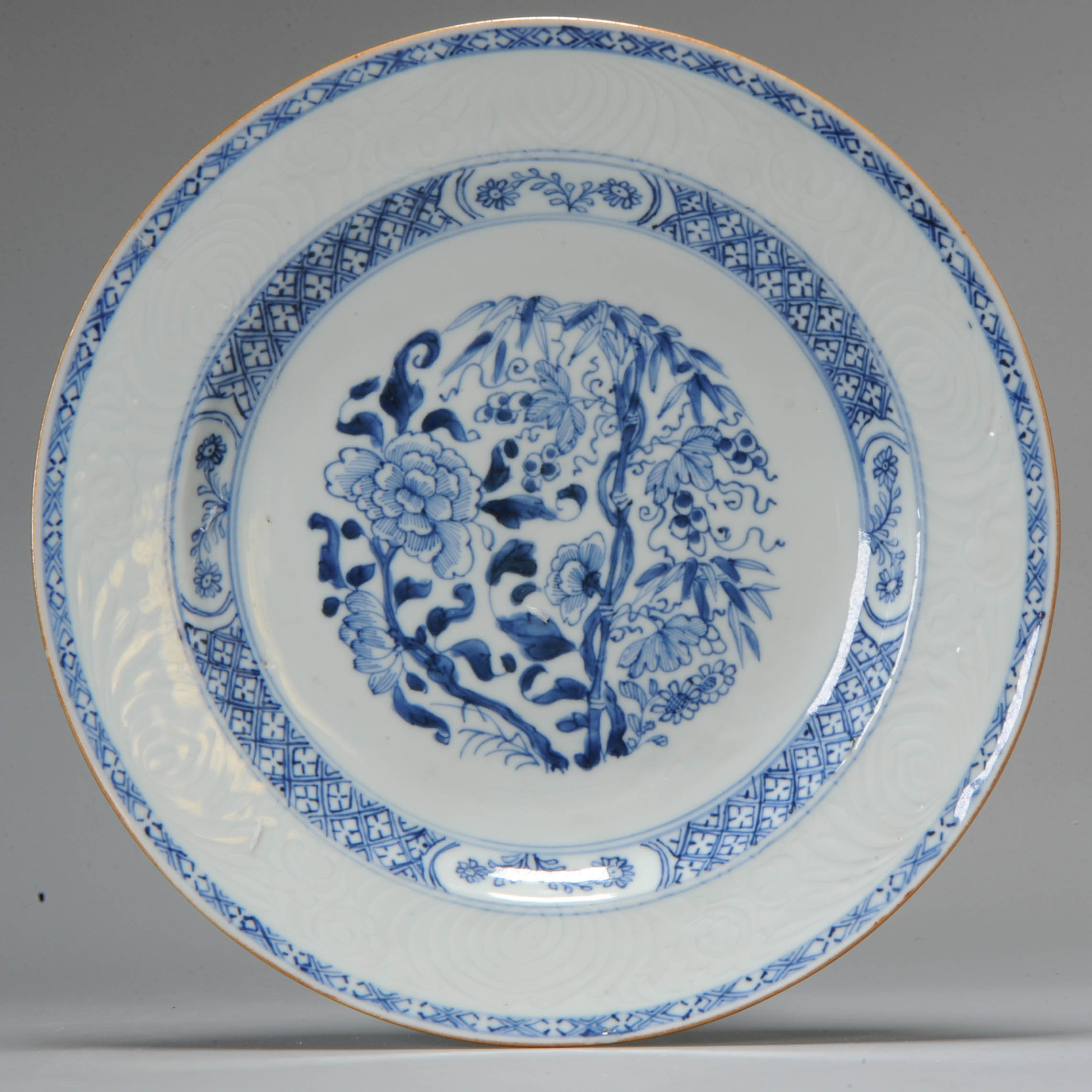 1004 Lovely pencilled plate with Anhua border. Very rare. Typical for the Yongzheng period
