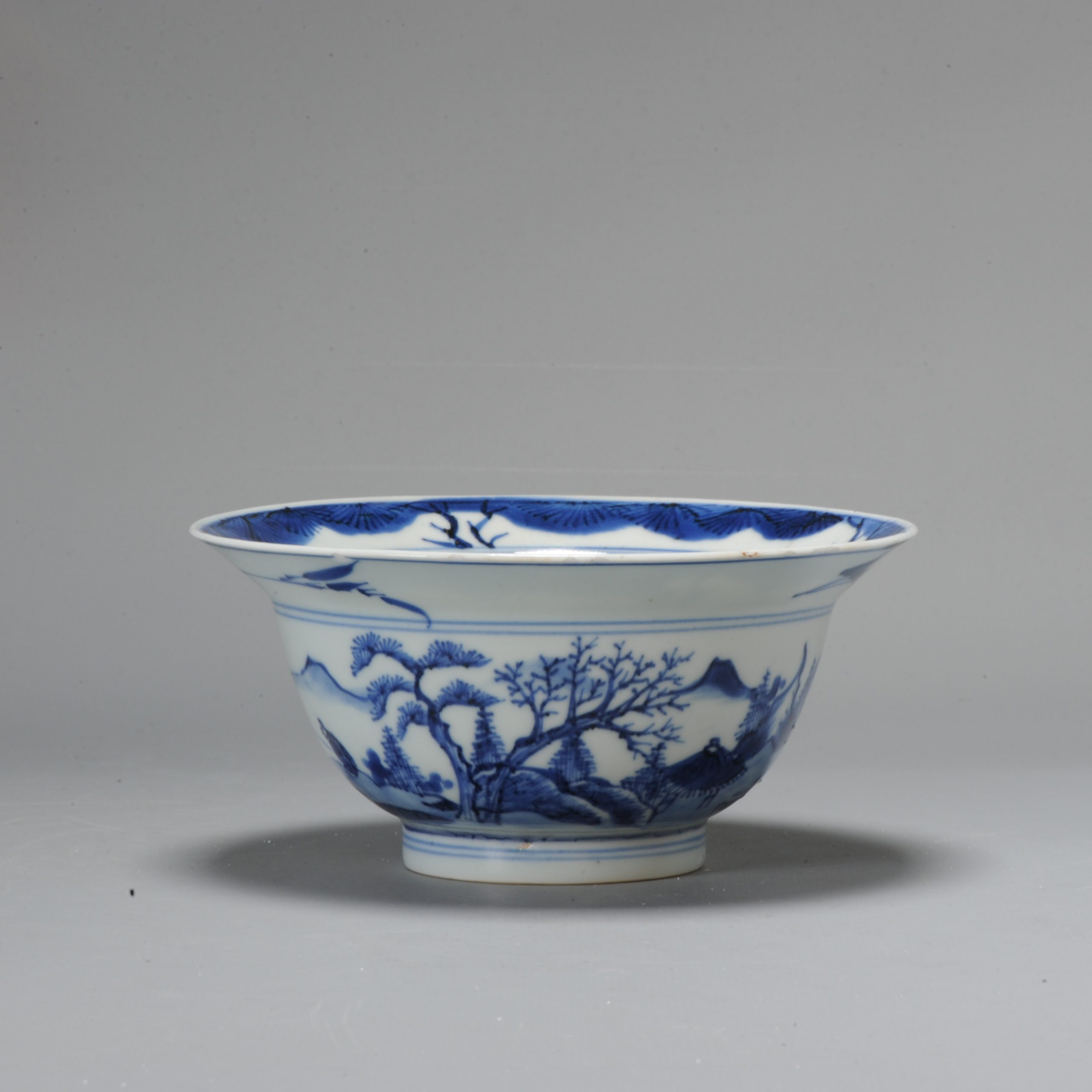 1030 Lovely cobalt blue Klapmuts with Landscape . Very much in Ming style on the rim and base