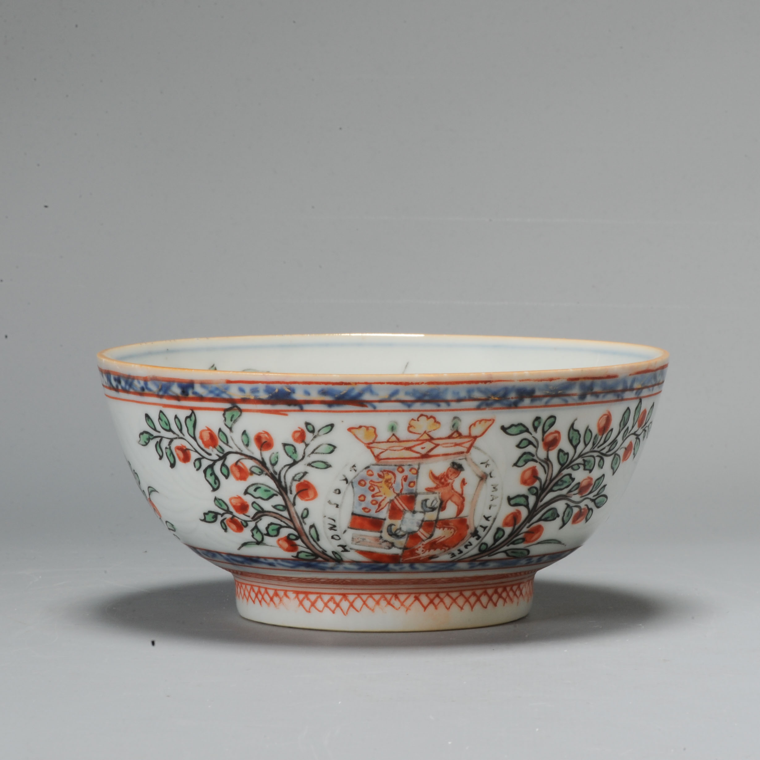 1039 Order of the Garter 1733 Antique Chinese Porcelain bow Decorated in Europe. Amsterdam Bont