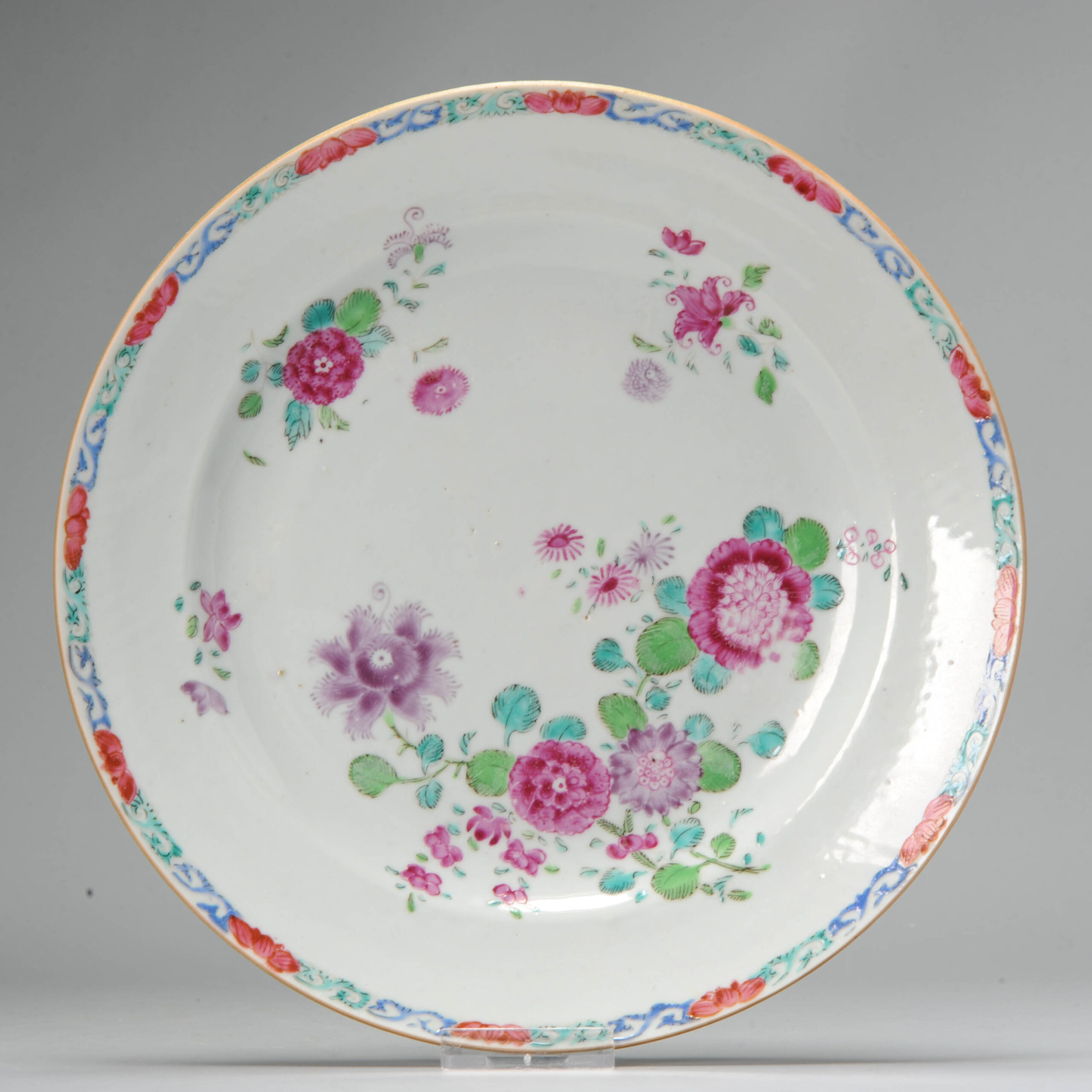 1075 A nice 18th c dish Famille Rose with overglaze blue. Chinese Yongzheng