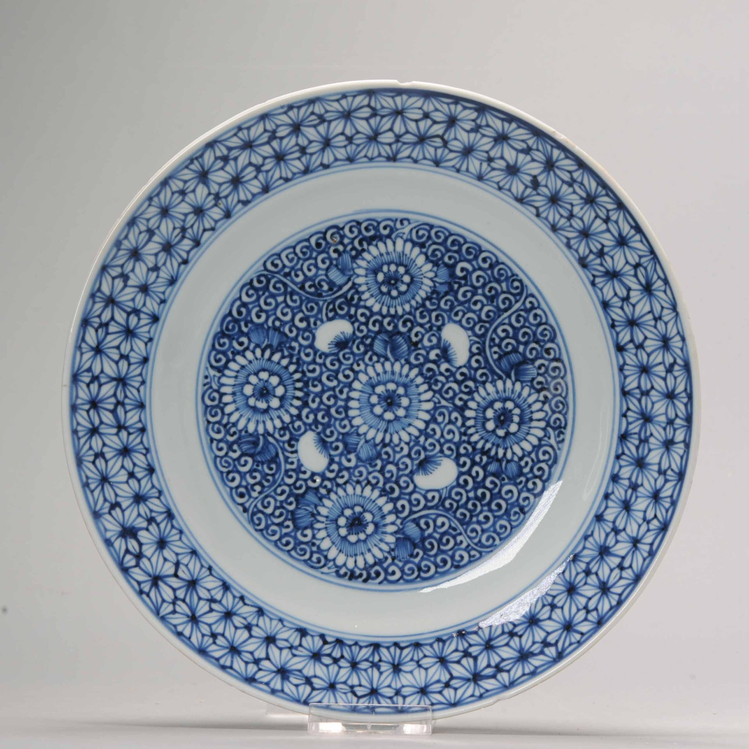 1089 Lovely Yongzheng Blue and white plate with an interesting scene