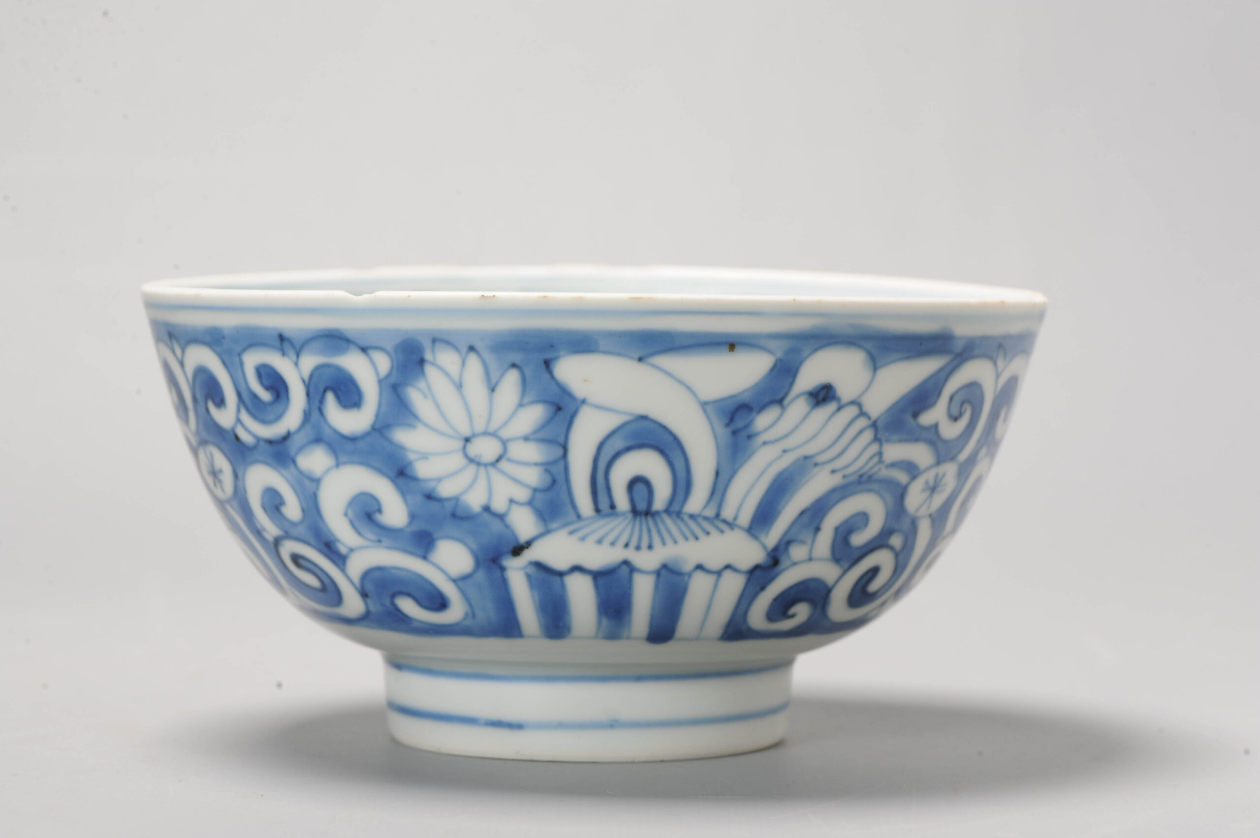 1122 A Chinese porcelain Ming Blue and White Kosometsuke Lotus Bowl 1600-1640