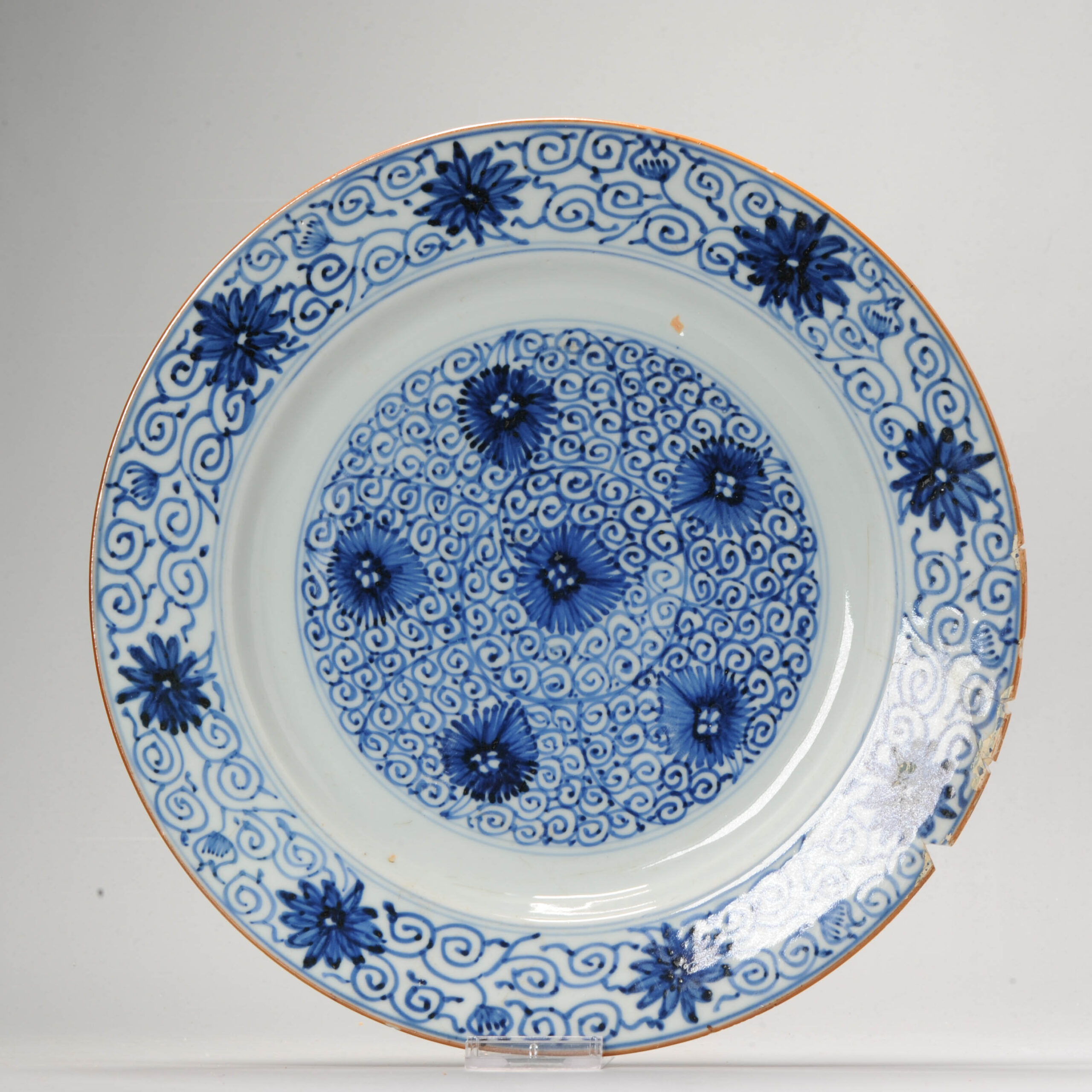 1132 Lovely Kangxi or Yongzheng Blue and White plate With CHrystantemum Decoration