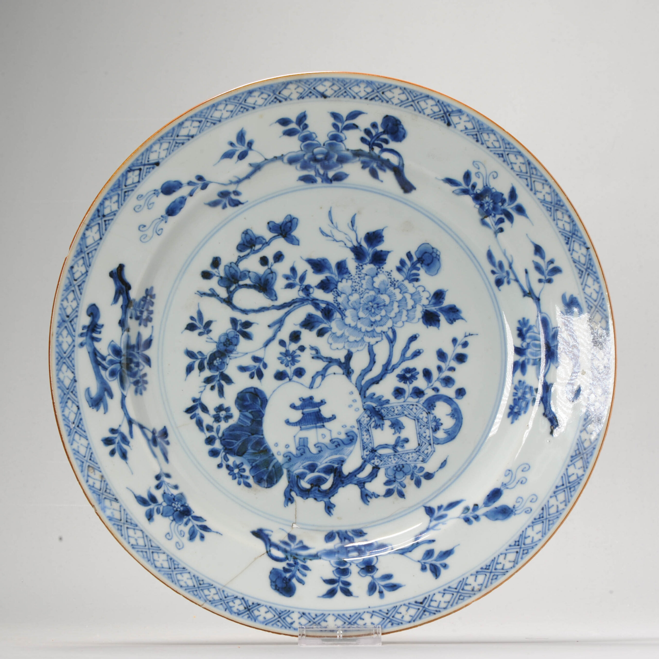1133 Lovely Kangxi or Yongzheng Blue and White plate With Interesting Decoration