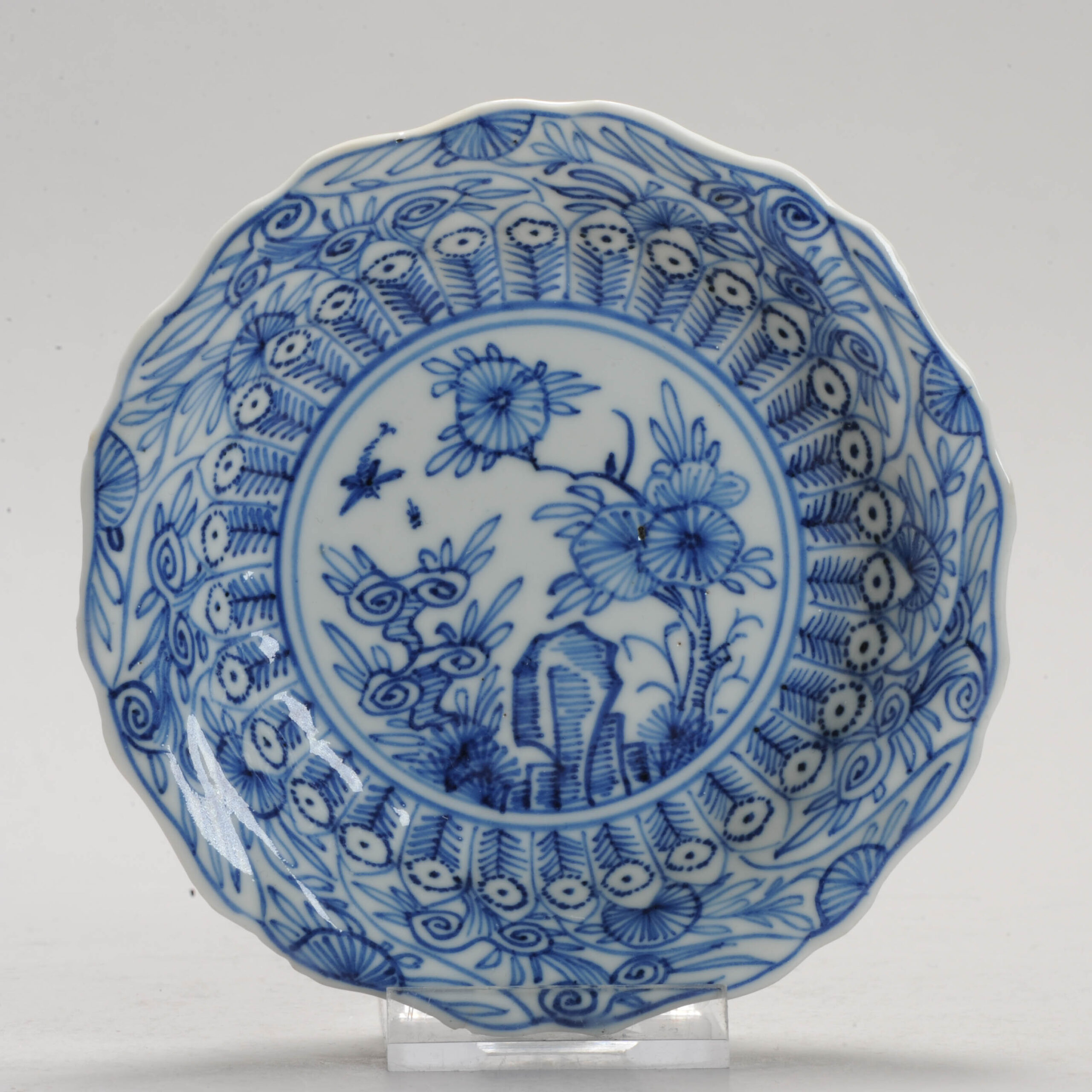 1153 Lovely Kangxi or Yongzheng Blue and White Dish With Interesting Decoration