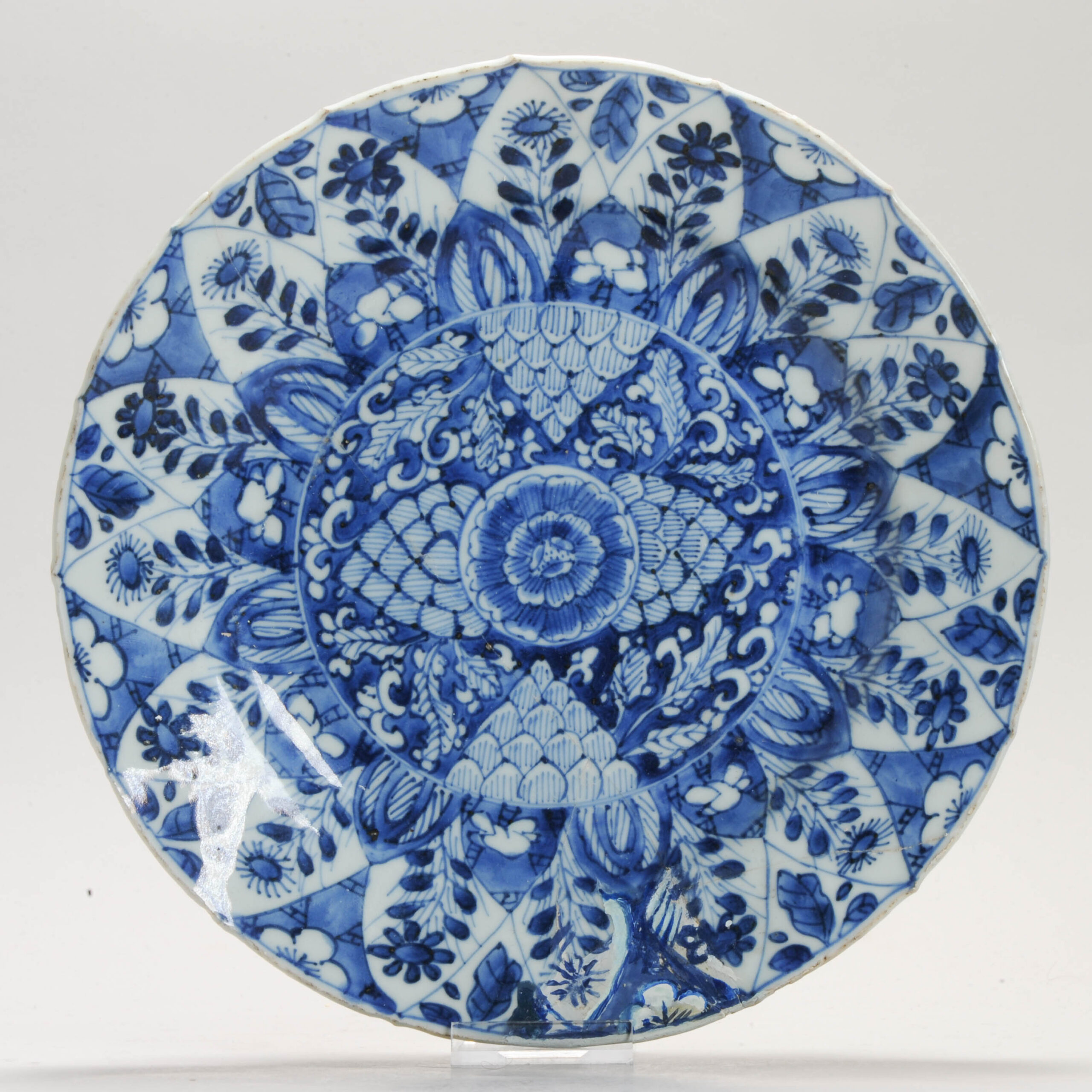 1148 Lovely Kangxi or Yongzheng Blue and White plate With Interesting Decoration