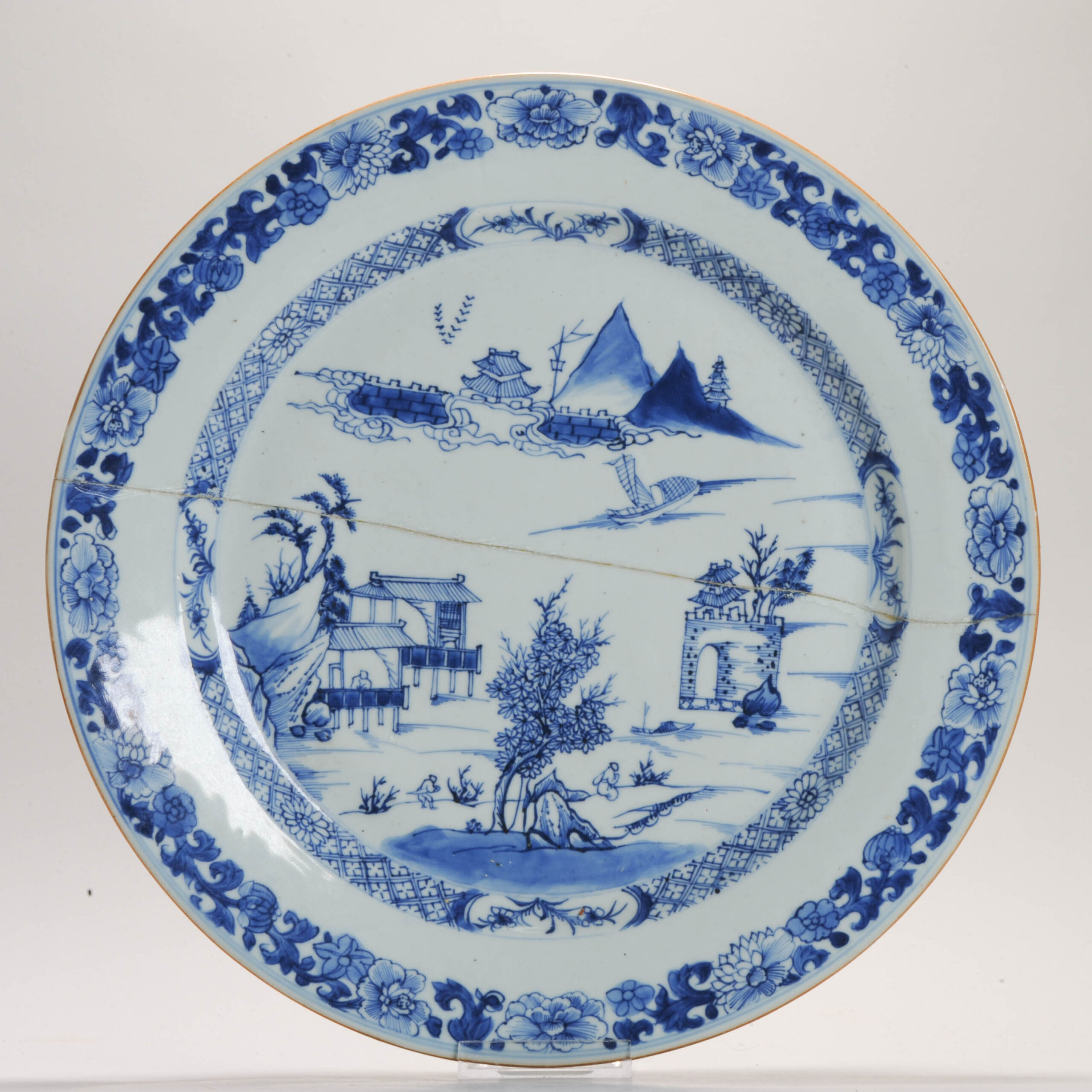 1152 Lovely Kangxi or Yongzheng Blue and White Serving plate With Interesting Landscape Decoration