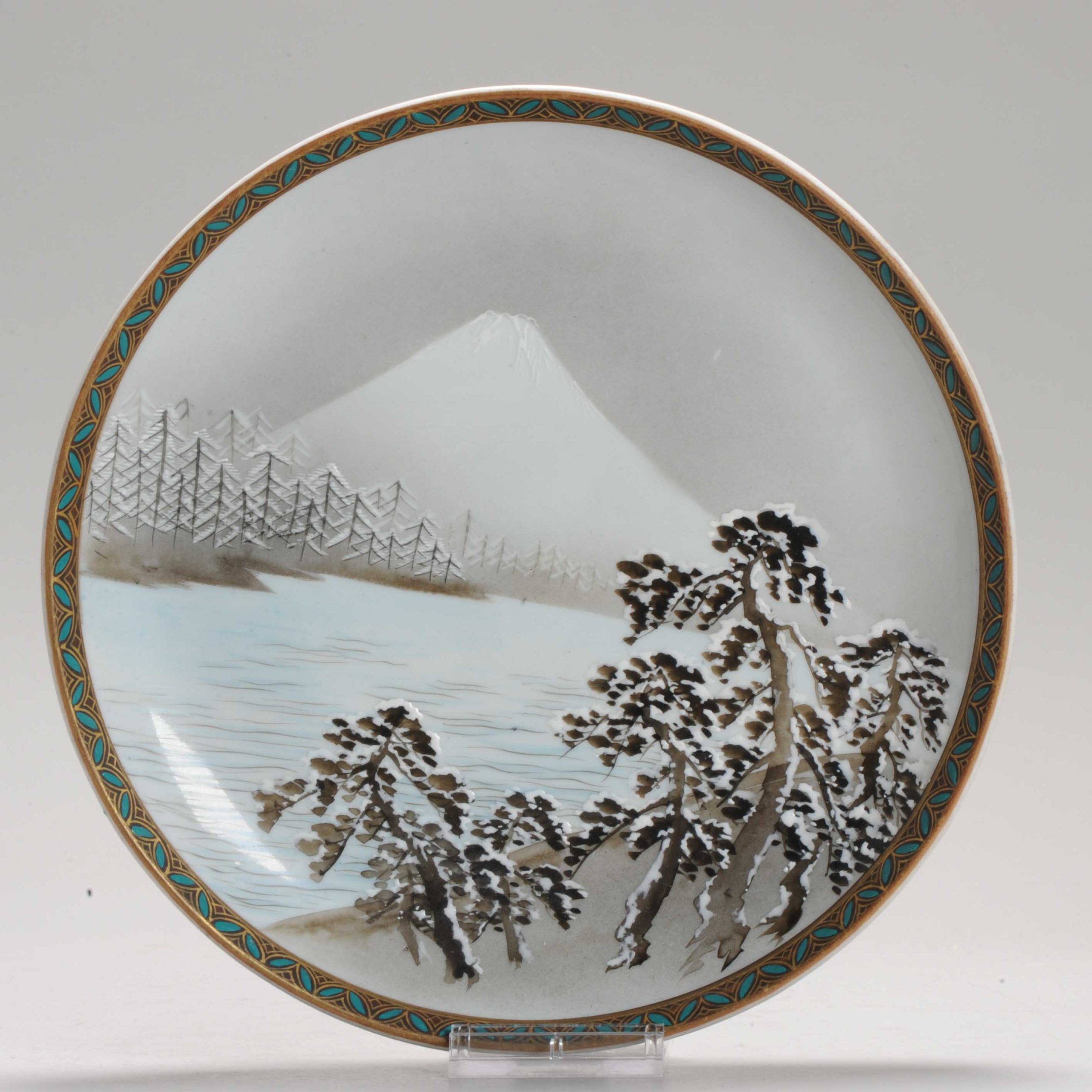 1172 Very nice Kutani porcelain plate with a winterlandscape carefull decoration