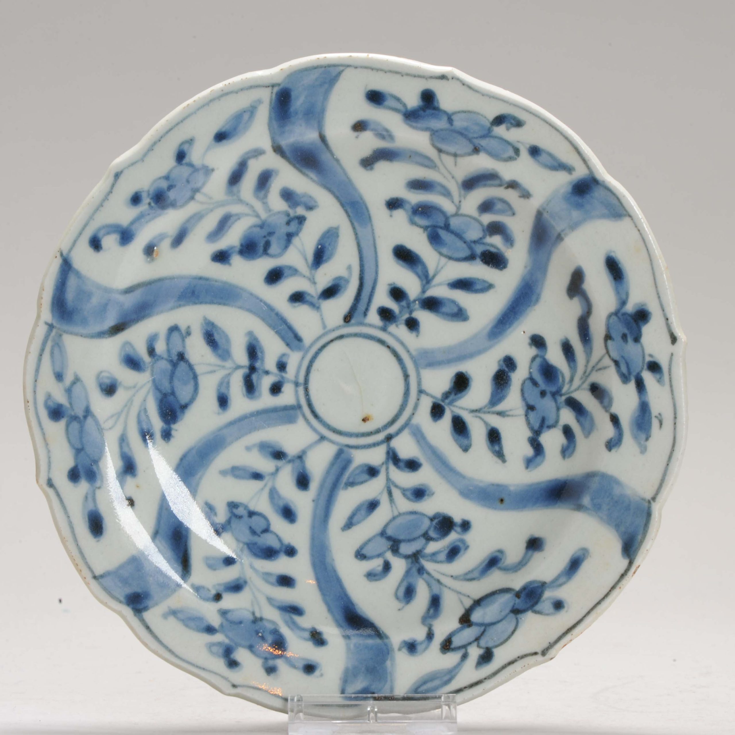 0762 A Chinese porcelain Ming Blue and White Dish with flowers