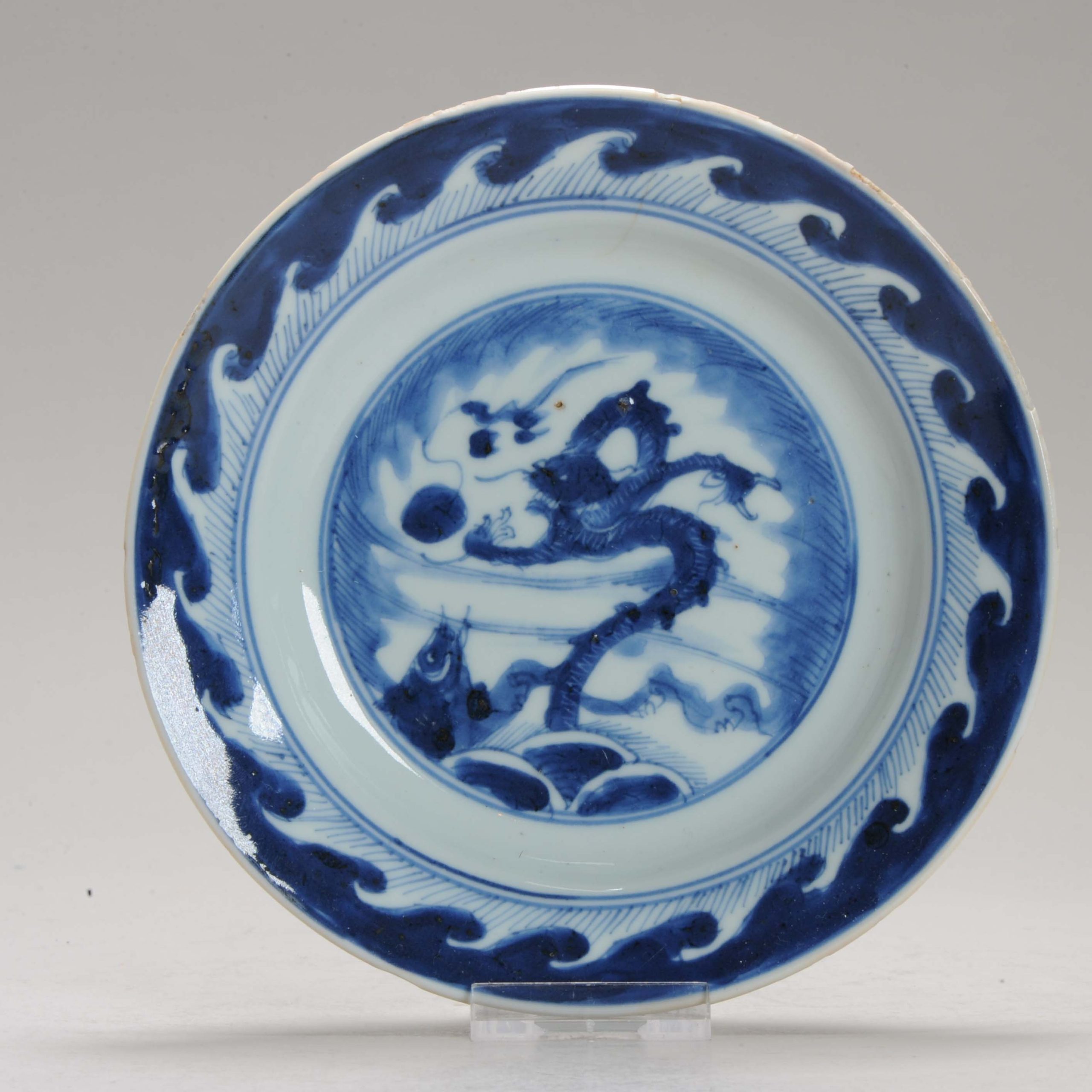 1199 A Chinese porcelain Kangxi Qing Blue and White Dragon and Carp Plate