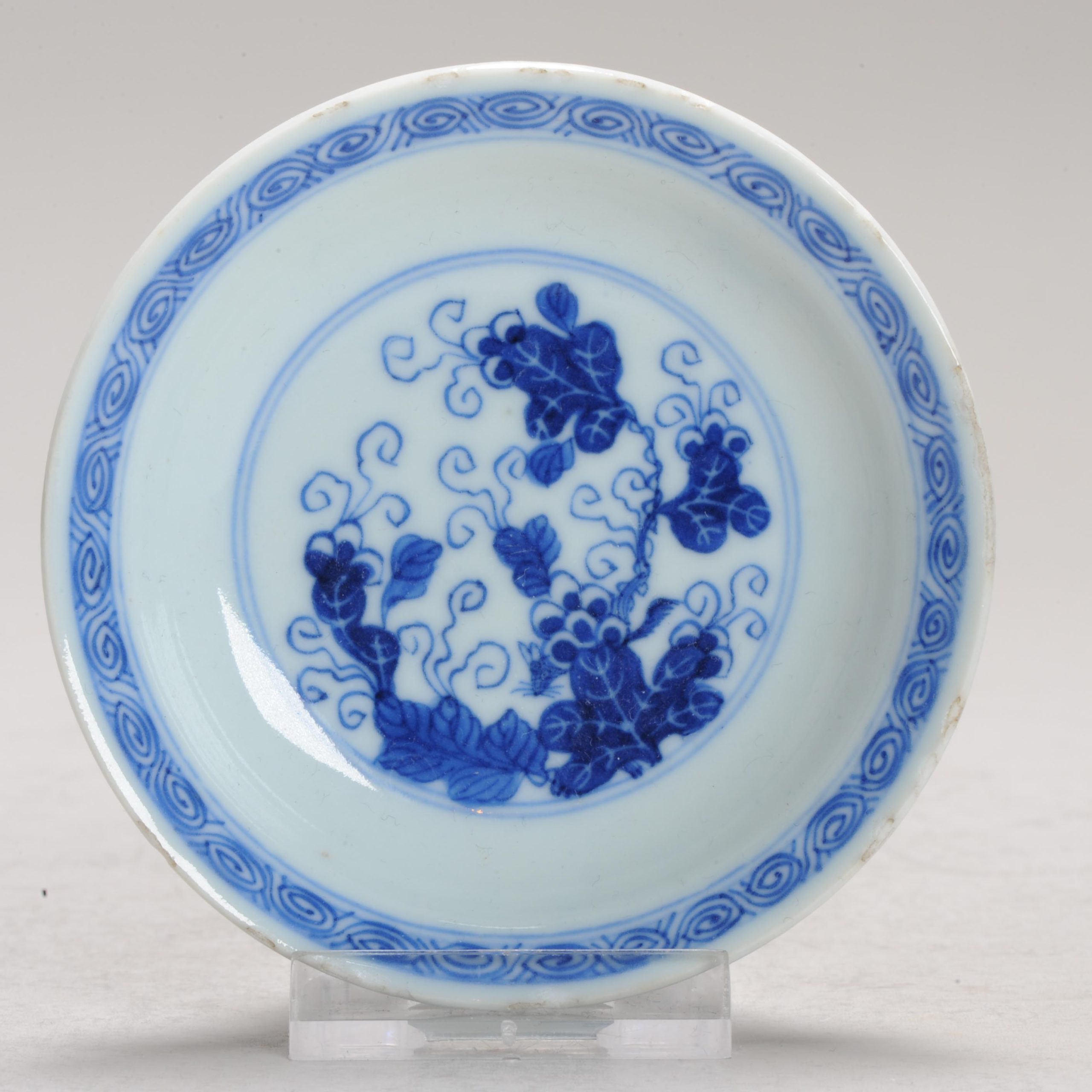 1206 A Chinese porcelain Kangxi / Yongzheng Qing Blue and White Peanut Dish