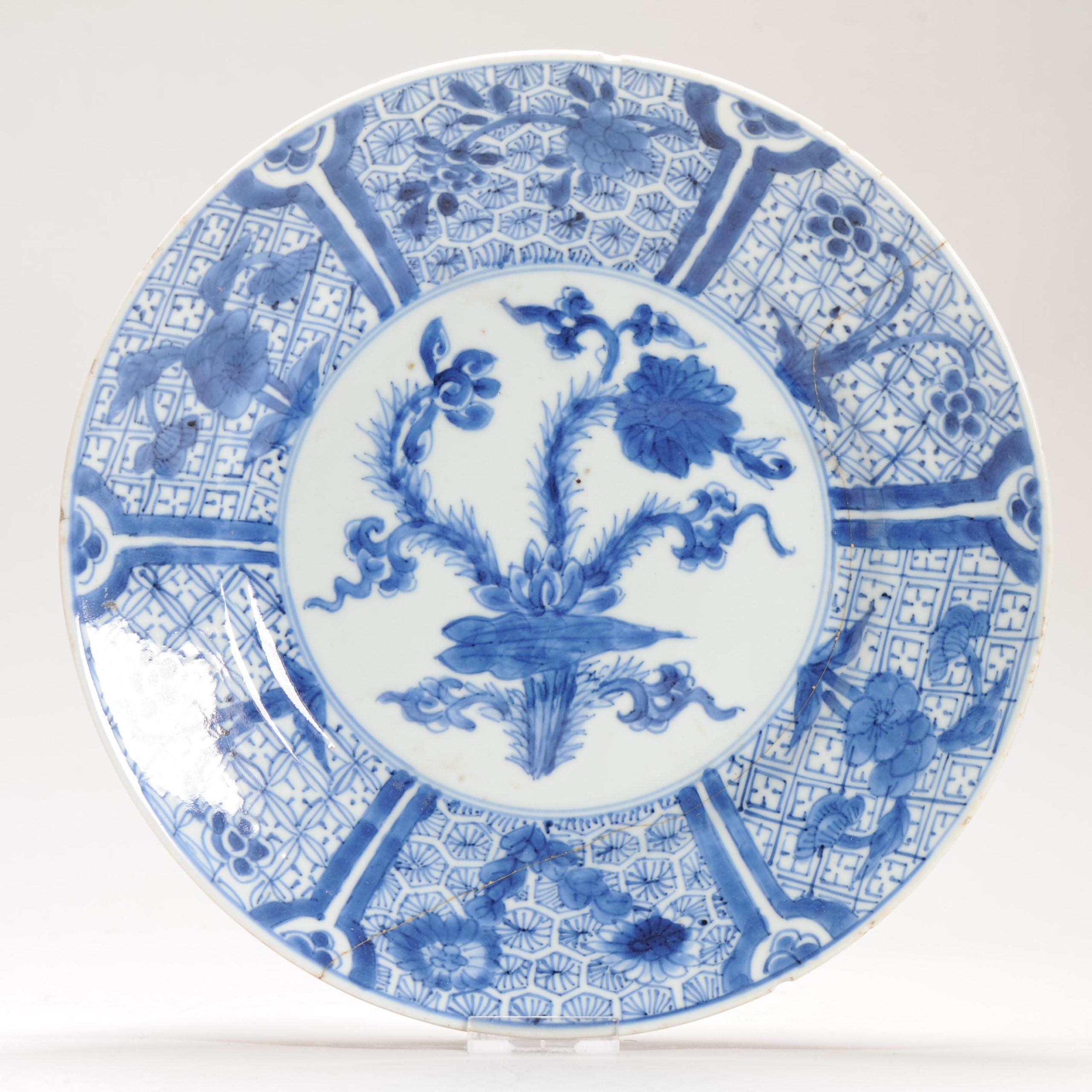 1263 Lovely Kangxi/Yongzheng Large plate With Lotus Decoration