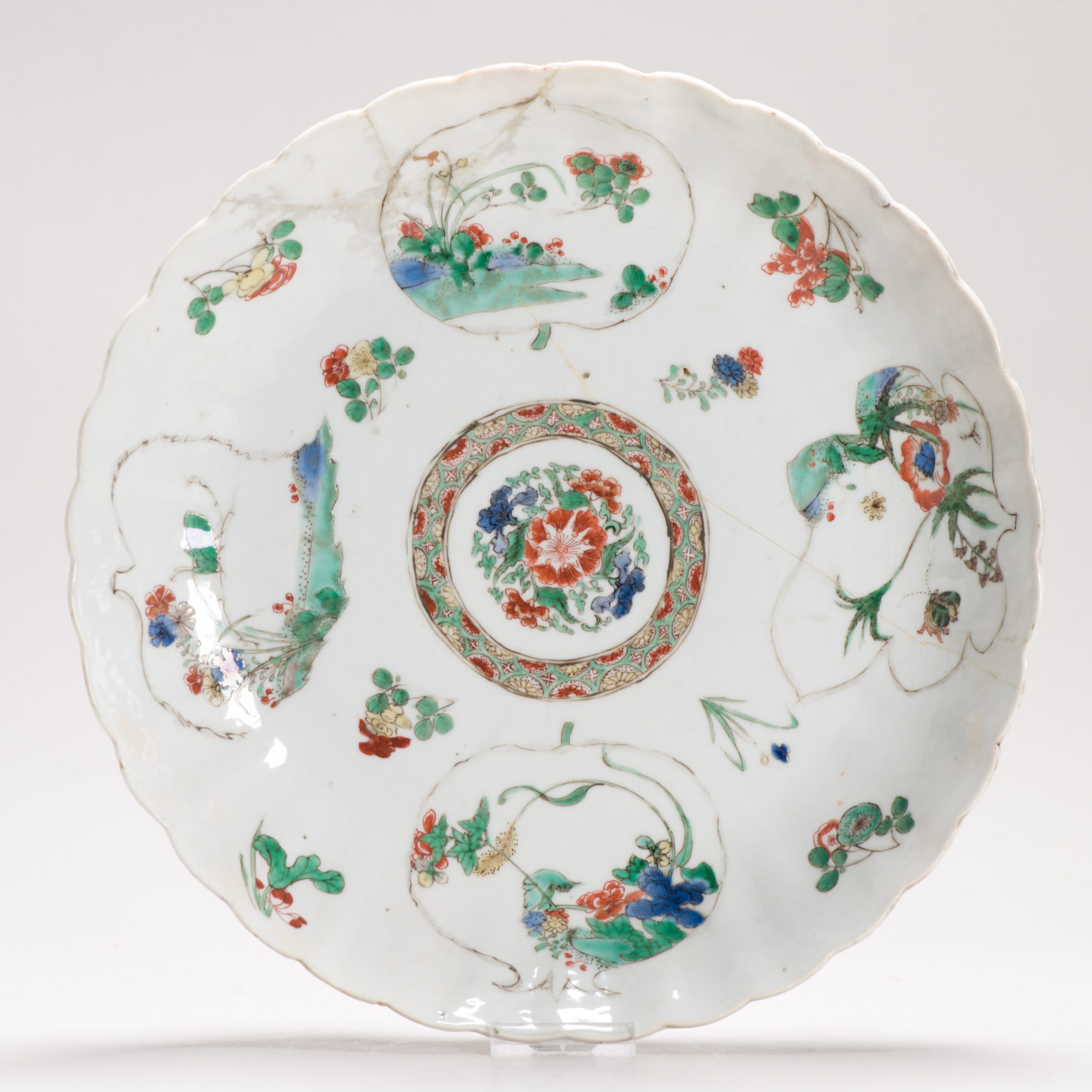 1260 A rare Wucai Famille Verte Kangxi dish With a floral leave scene