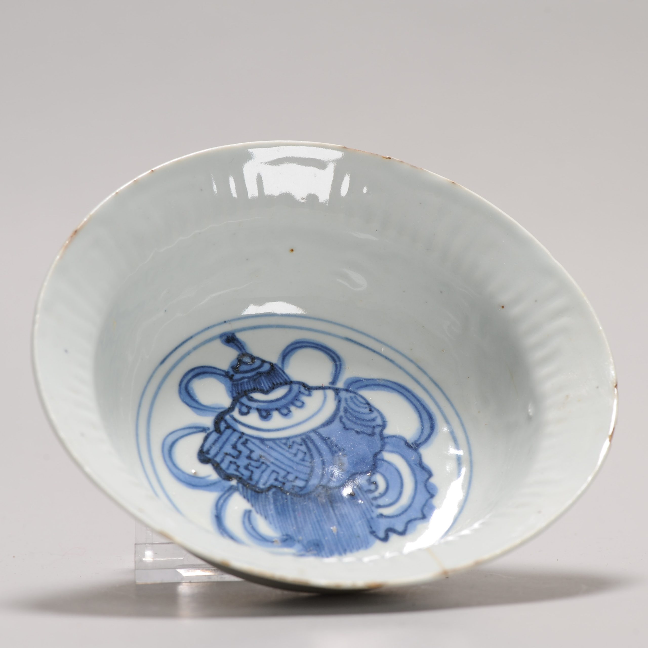 1269 Lovely Ming Kraak Klapmuts Bowl with Blue and White decoration