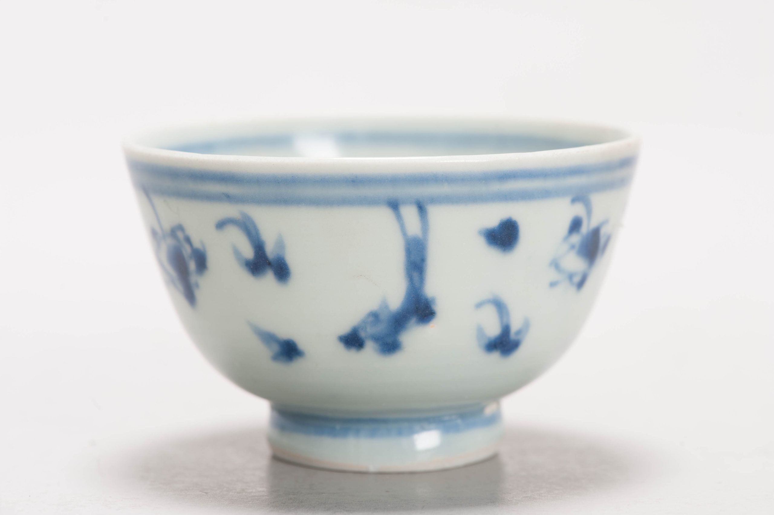 1321  Bowl Late Ming / Transitional Scene of Fishes