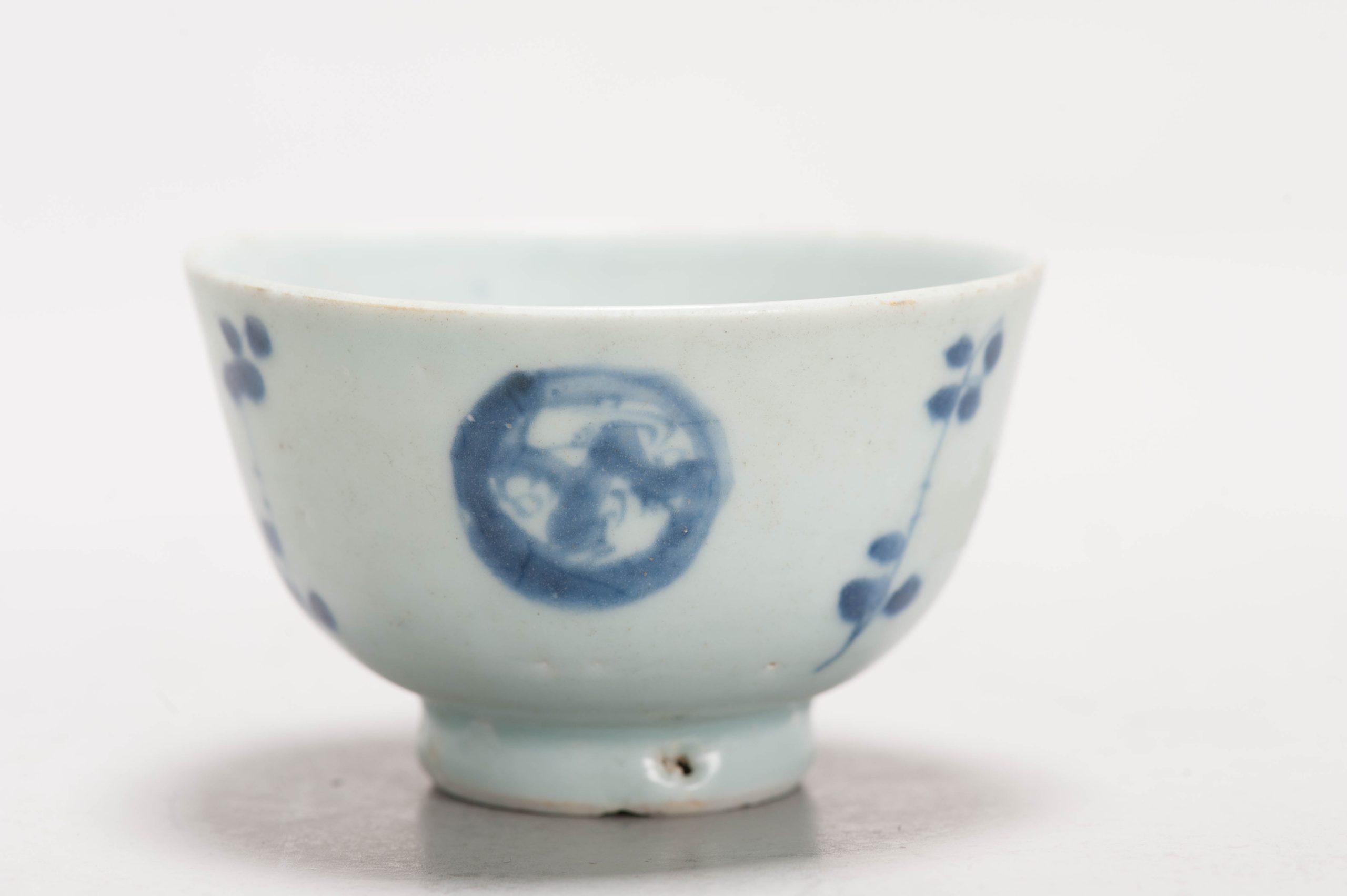 1322  Bowl Late Ming / Transitional Scene of a Roundels