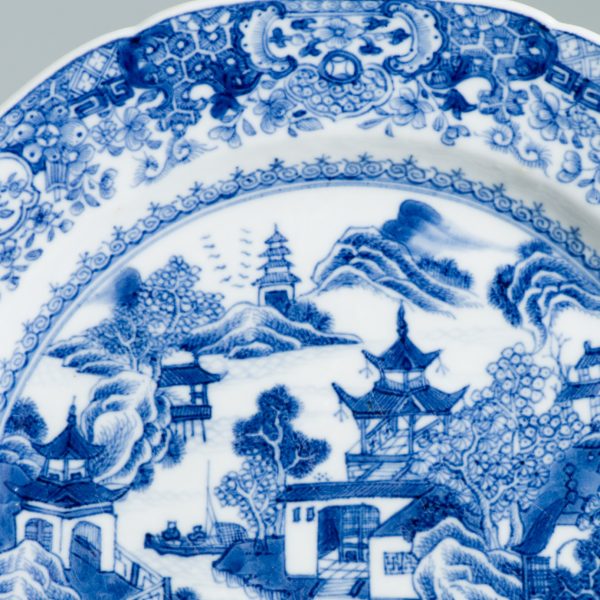 1450 Very nice decorated dish. Qianlong Period. Landscape scene - Image 15