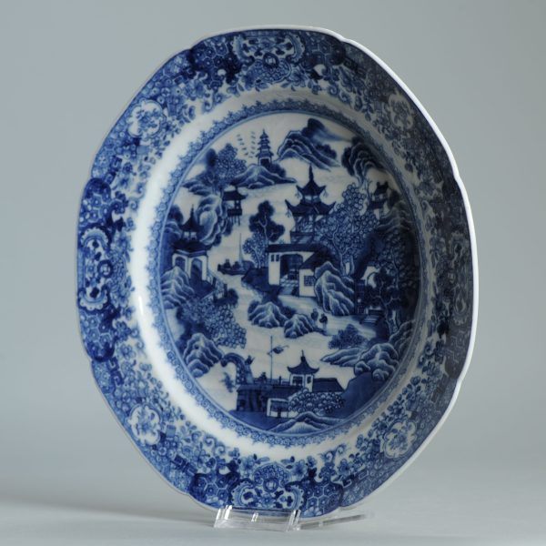 1450 Very nice decorated dish. Qianlong Period. Landscape scene - Image 13