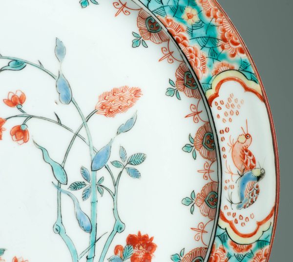 1455 Antique Chinese Kangxi dish with Dutch Decoration in Kakiemon Style - Image 7