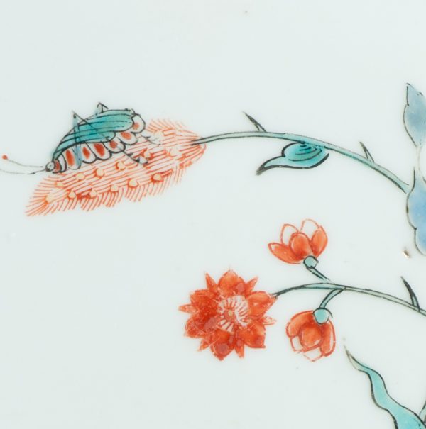 1455 Antique Chinese Kangxi dish with Dutch Decoration in Kakiemon Style - Image 8