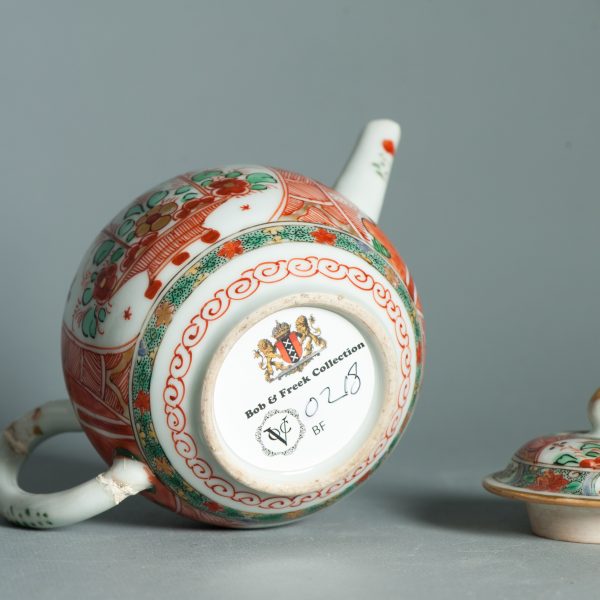 1458 Antique Chinese Kangxi/Yongzheng Teapot with Dutch Decoration on Famille Verte - Image 3