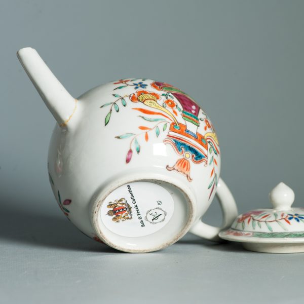 1462 Antique Chinese Qianlong Teapot with Dutch Flower Vase Decoration on Famille Rose - Image 3