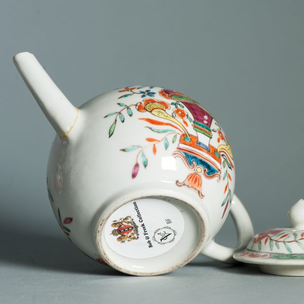 1462 Antique Chinese Qianlong Teapot with Dutch Flower Vase Decoration on Famille Rose - Image 4