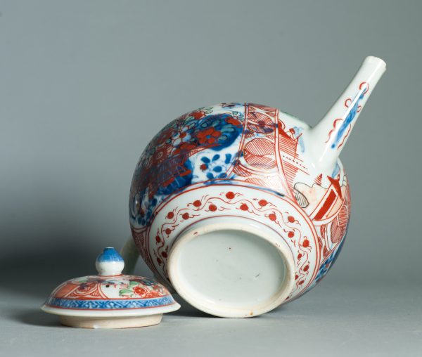 1460 Antique Chinese Kangxi/Yongzheng Teapot with Dutch Decoration on Underglaze Blue - Image 3