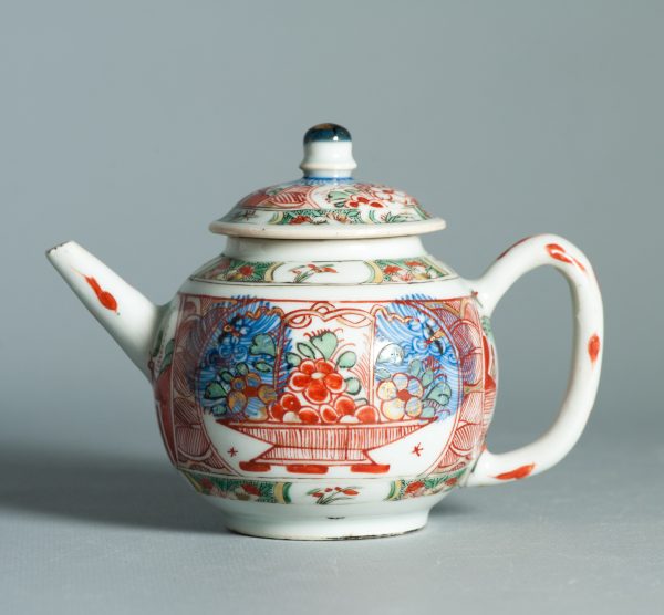 1459 Antique Chinese Kangxi/Yongzheng Teapot with Dutch Decoration on Famille Verte - Image 9