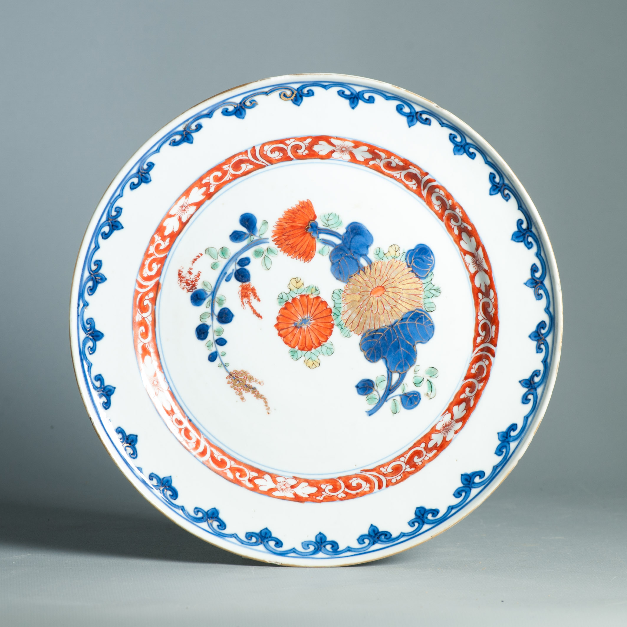 1469 Very nice Famille Melangee decorated dish. Yongzheng Period. Floral scene