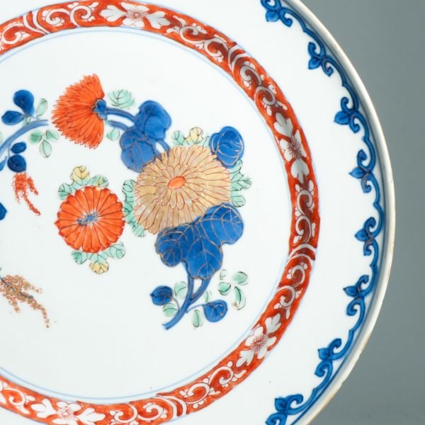 1469 Very nice Famille Melangee decorated dish. Yongzheng Period. Floral scene - Image 7