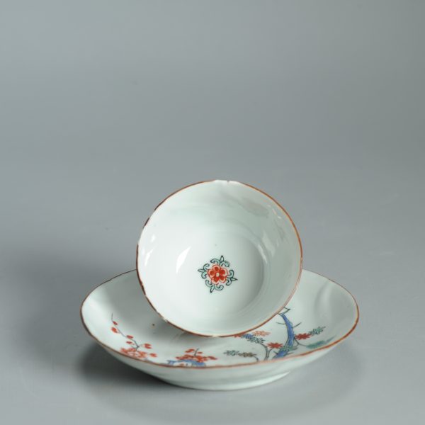 1476 Antique Chinese Tea Bowl with Kakiemon Decoration of Flowers and Hedge Amsterdam Bont - Image 4