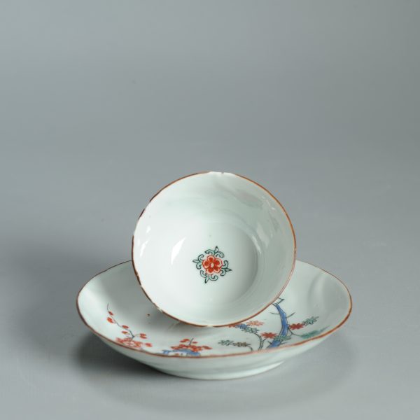 1476 Antique Chinese Tea Bowl with Kakiemon Decoration of Flowers and Hedge Amsterdam Bont - Image 5