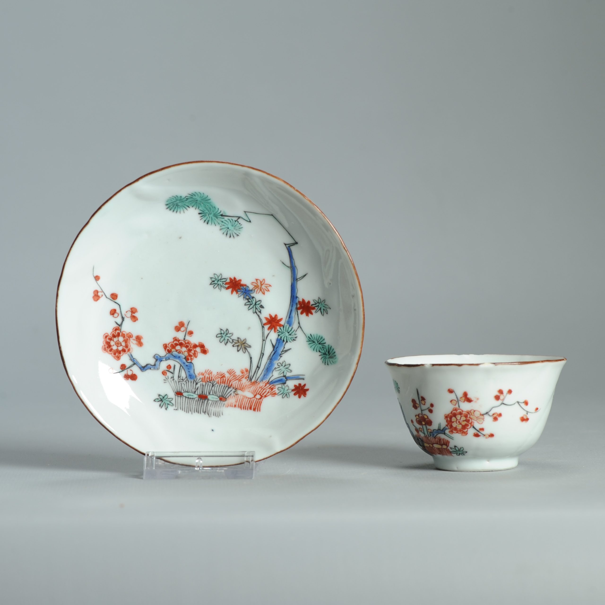 1476 Antique Chinese Tea Bowl with Kakiemon Decoration of Flowers and Hedge Amsterdam Bont