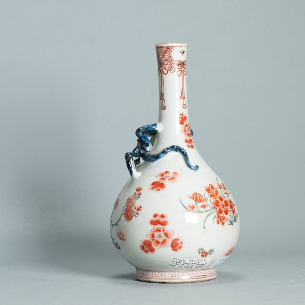 1494 A rare Chinese Porcelain Kangxi Vase with a Kakiemon Amsterdam Bont Decoration - Image 7